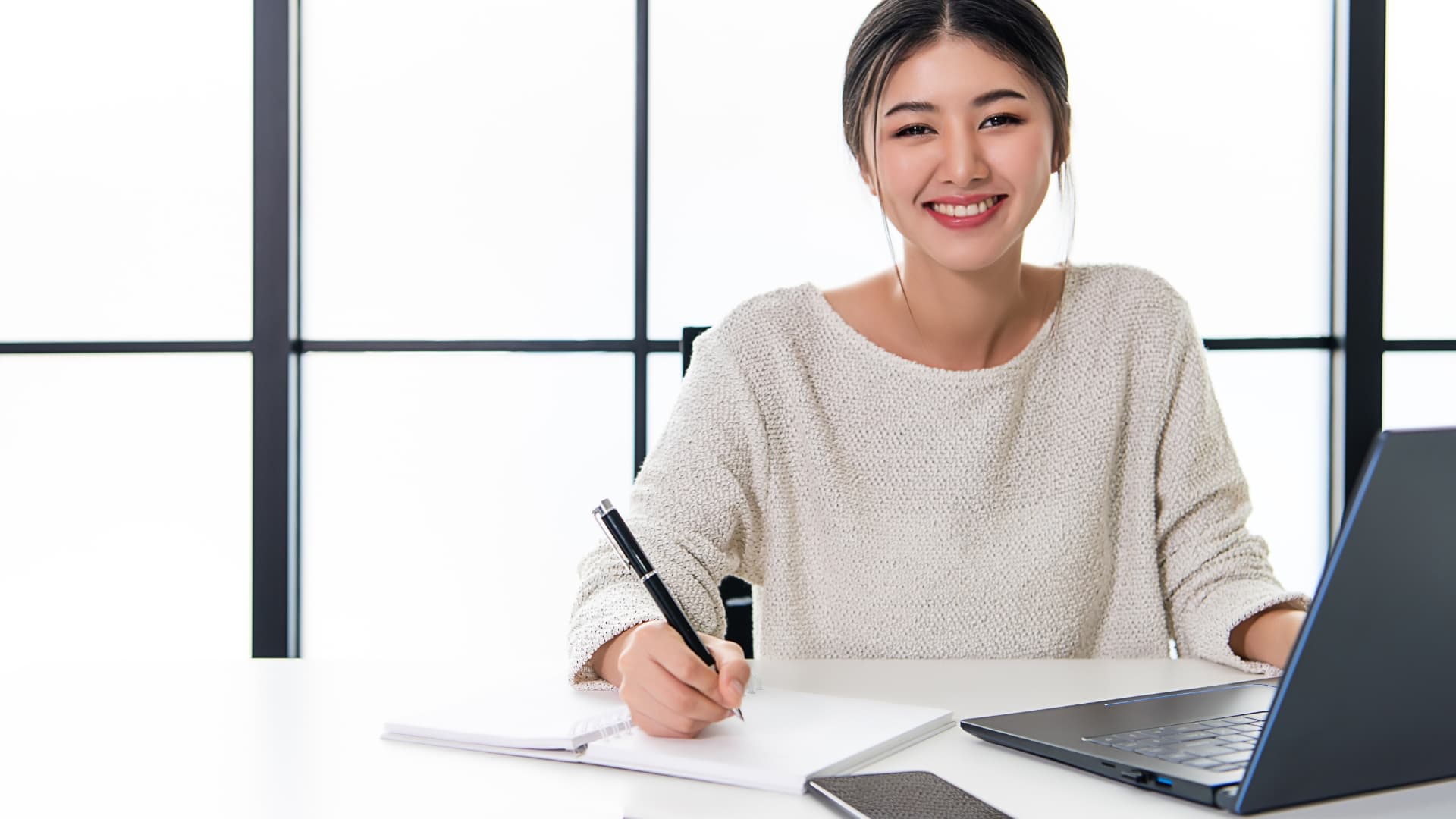 仕事をする女性