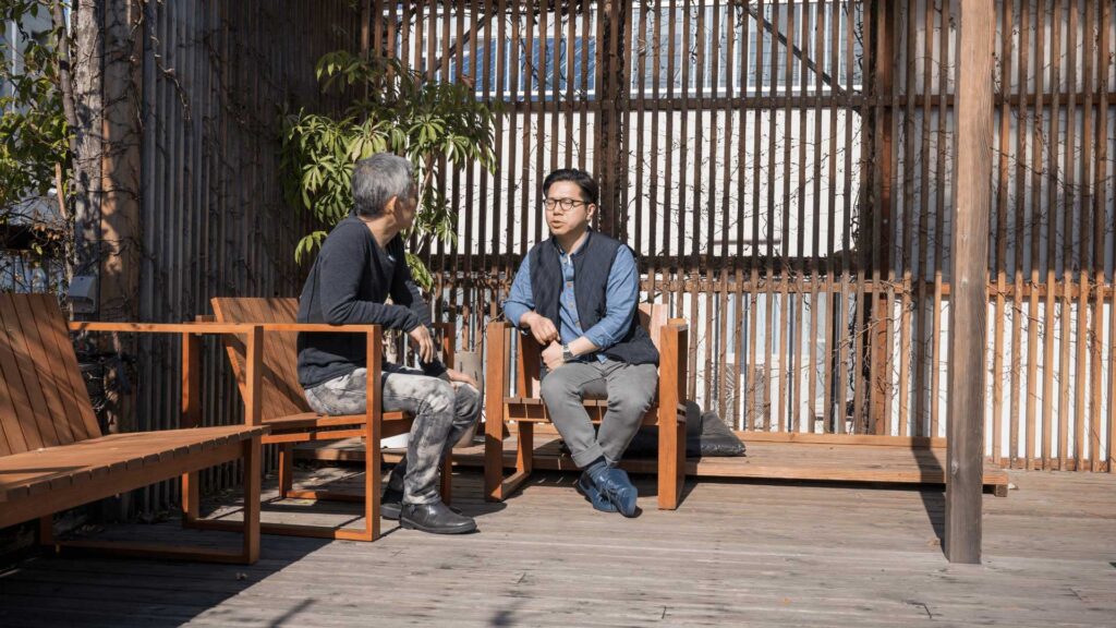 上司と部下がリラックスして面談している風景。上司自らラフな感じでフレンドリーな面を醸しています。