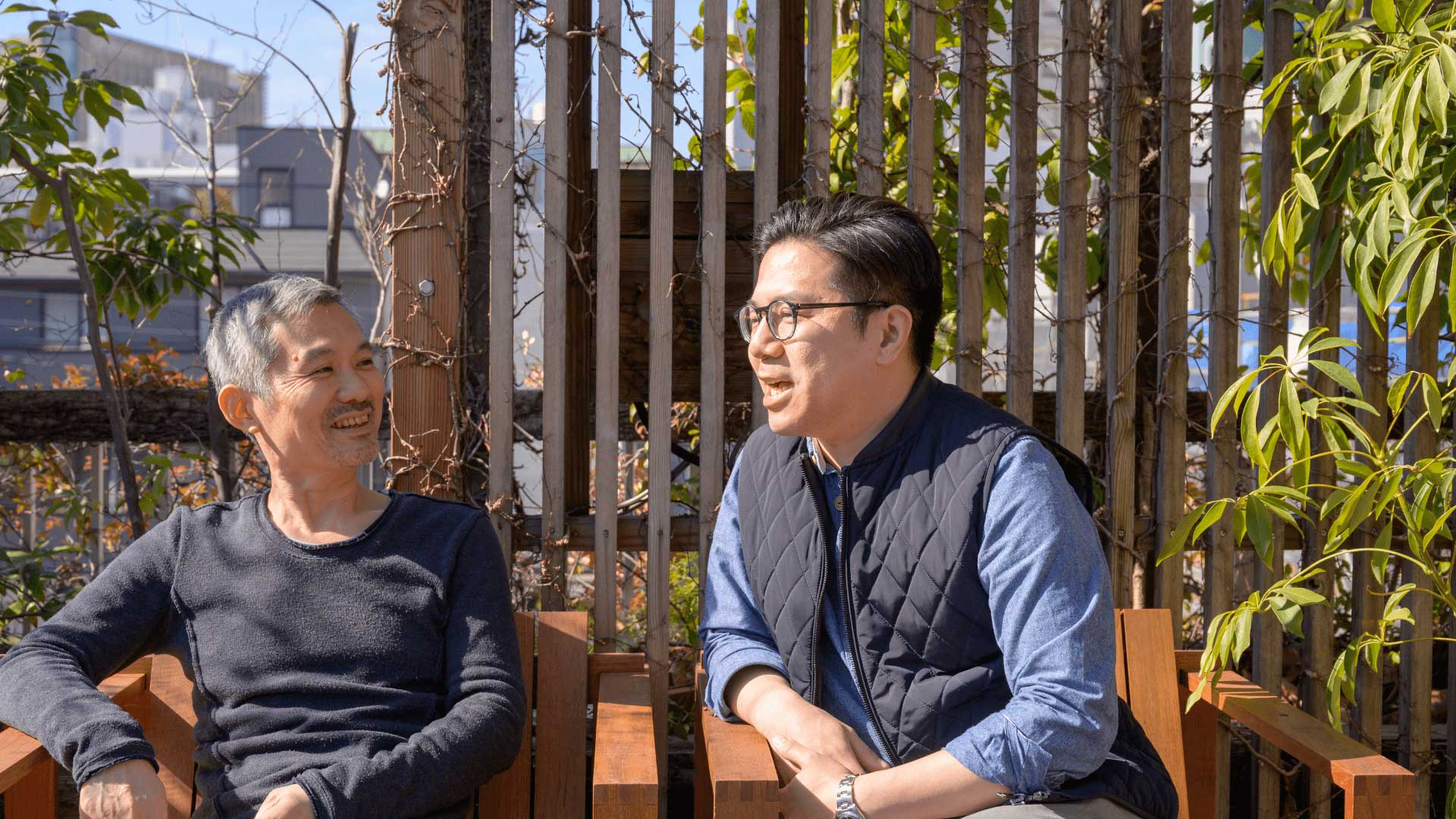 上司と部下がリラックスして面談している風景。信頼しているのか、部下の方から積極的に相談しています。